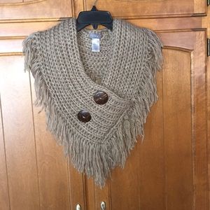 Scarf collar with button details